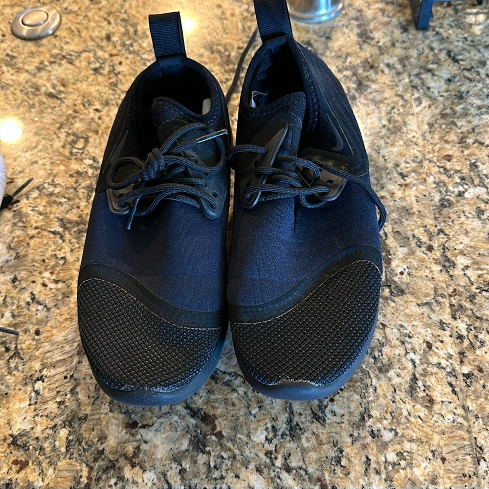 Nike size 7 navy blue